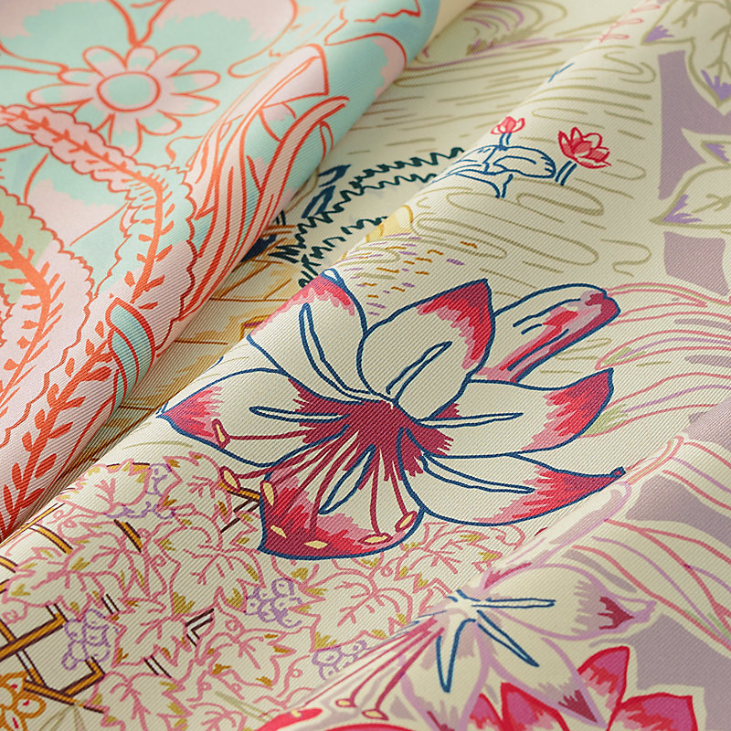 華麗に重なる美 HERMES Mille Feuilles de Soie スカーフ Mille Feuilles de Soie double face scarf 90 | Hermès